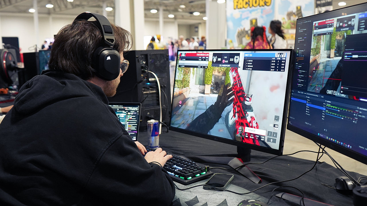 Photo of a creator streaming a match of Call of Duty